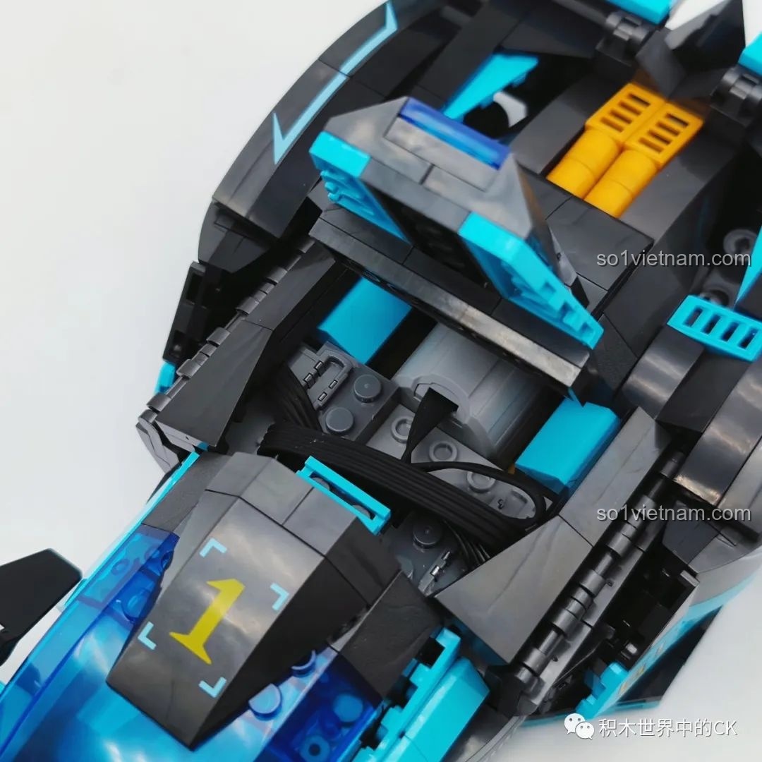 Cận cảnh chi tiết đuôi xe JIESTAR 92019 Xe đua Vision GT RC với đèn hậu và ống xả.