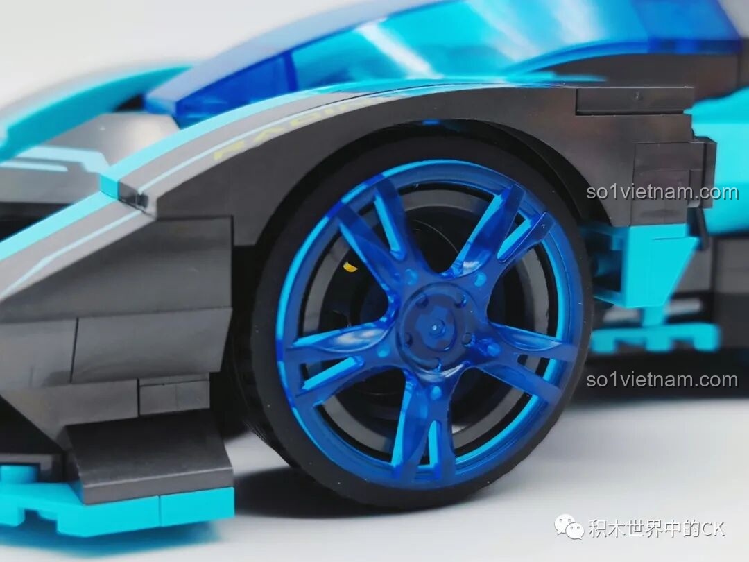 Cận cảnh kính chắn gió trong suốt và khoang lái của JIESTAR 92019 Xe đua Vision GT RC.