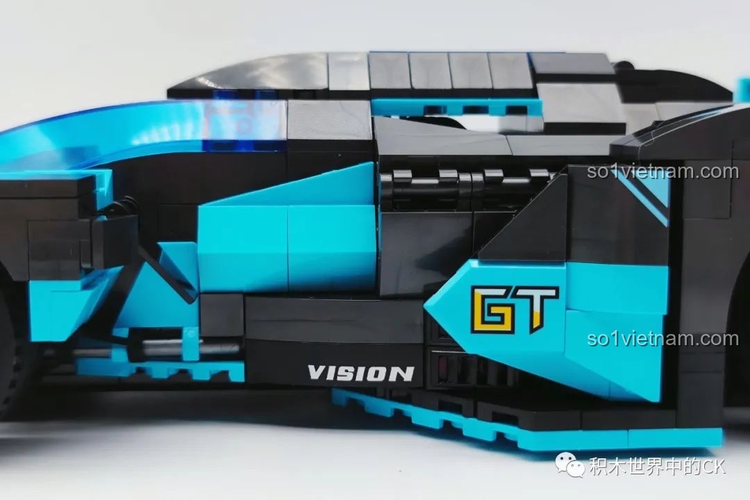 Cận cảnh các chi tiết bên hông thân xe JIESTAR 92019 Xe đua Vision GT RC, thể hiện sự phức tạp.