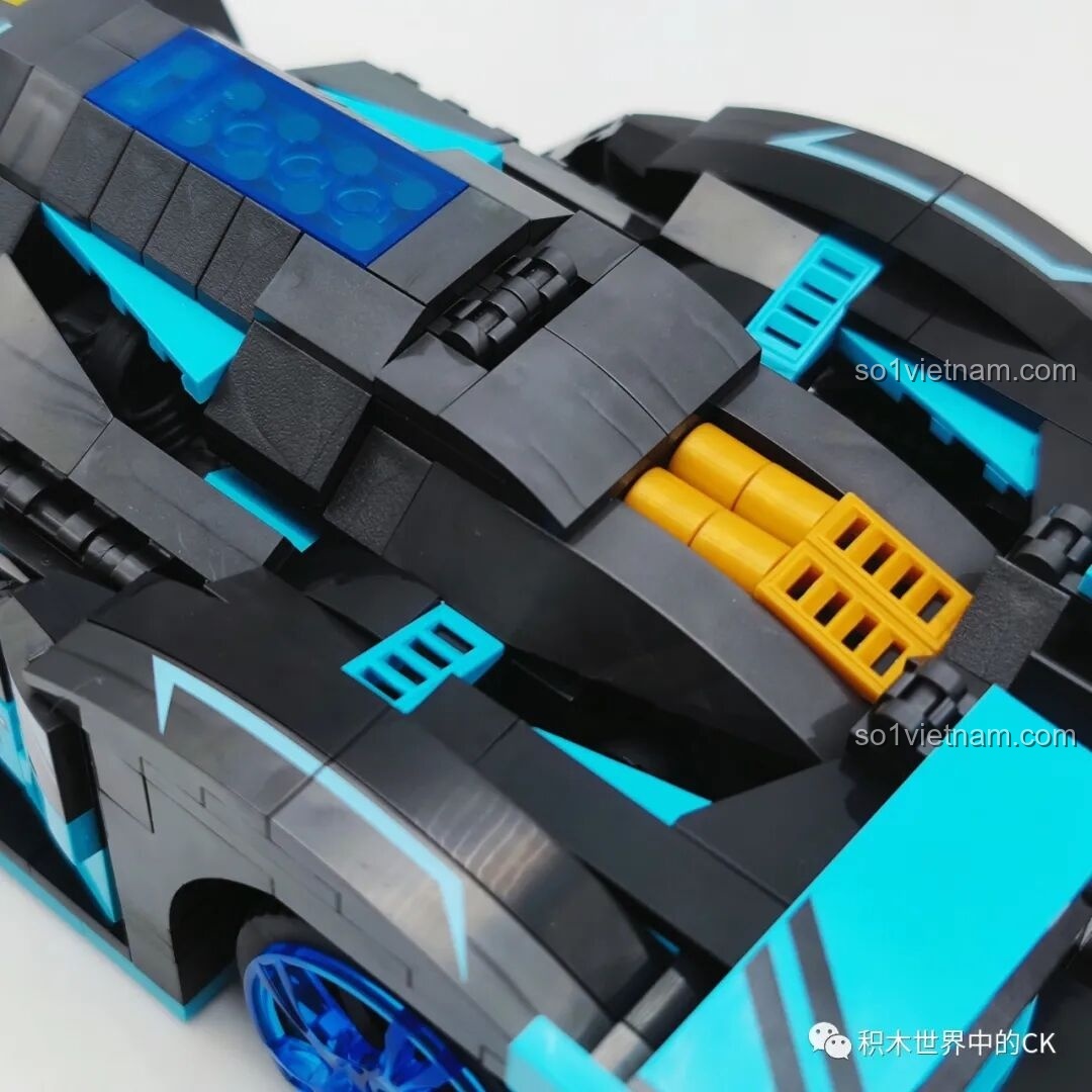 Cận cảnh phần giữa thân xe JIESTAR 92019 Xe đua Vision GT RC, nơi đặt các module điều khiển.