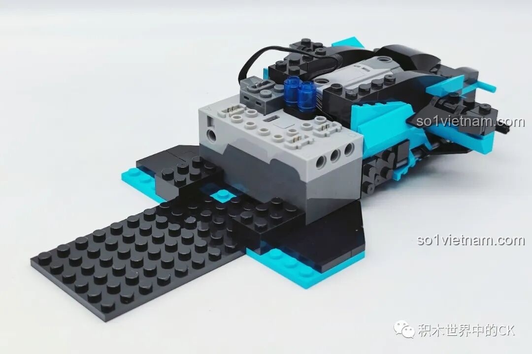 Giai đoạn đầu của quá trình lắp ráp JIESTAR 92019 Xe đua Vision GT RC, bắt đầu với khung sườn.