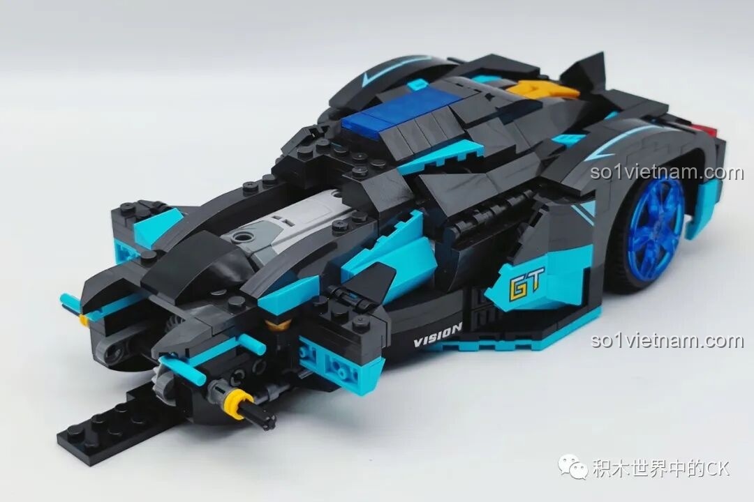 Giai đoạn gần hoàn thiện của JIESTAR 92019 Xe đua Vision GT RC, các chi tiết thân xe đã được lắp.