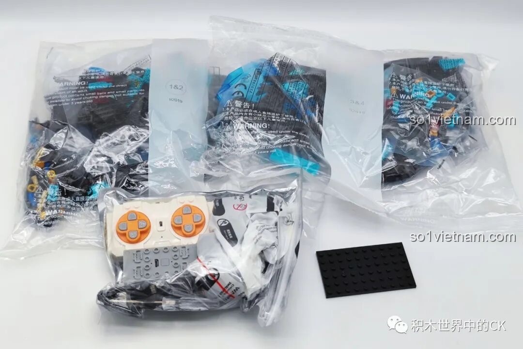 Toàn bộ nội dung bên trong hộp JIESTAR 92019 Xe đua Vision GT RC, bao gồm các túi mảnh ghép và phụ kiện.