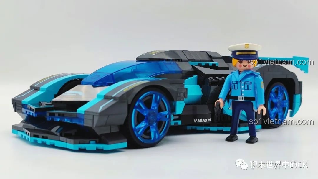 Mô hình JIESTAR 92019 Xe đua Vision GT RC đặt cạnh một mô hình xe lắp ráp khác để so sánh kích thước và thiết kế.