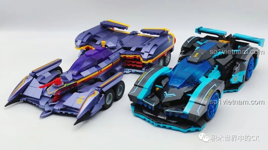 Hai mô hình xe lắp ráp, bao gồm JIESTAR 92019 Xe đua Vision GT RC, được trưng bày cùng nhau.