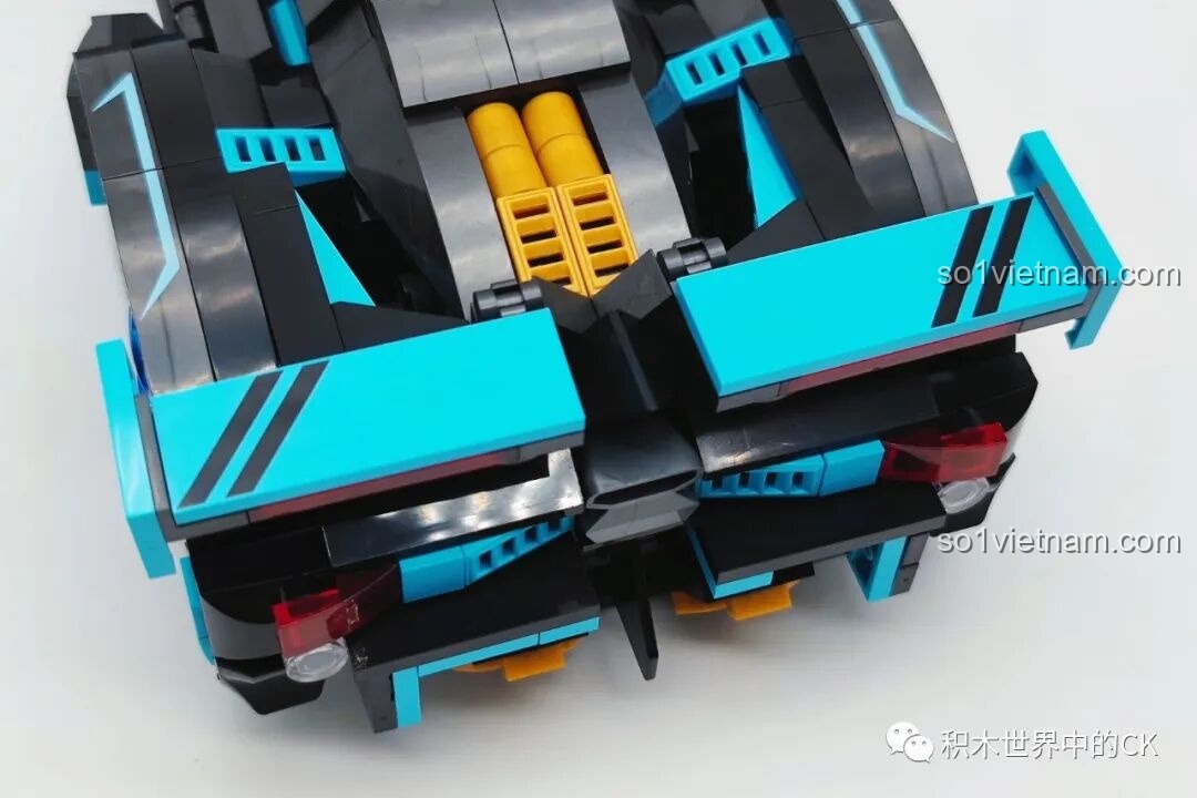 Mô hình JIESTAR 92019 Xe đua Vision GT RC đặt cạnh một nhân vật đồ chơi, thể hiện tỷ lệ kích thước.