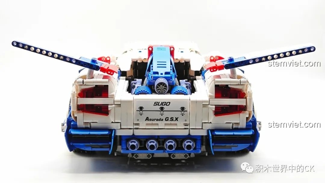 Cánh gió sau của mô hình JIESTAR 92033 có thể mở rộng ra hai bên, một tính năng độc đáo.