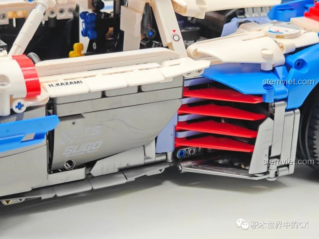 Cận cảnh vô lăng và bảng điều khiển chi tiết bên trong buồng lái của mô hình JIESTAR 92033.