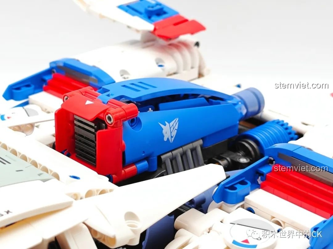 Mô hình JIESTAR 92033 với cửa và nắp động cơ đang mở, thể hiện sự phức tạp bên trong.