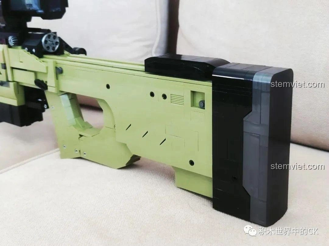 Bé gái cầm mô hình súng bắn tỉa AWP JIESTAR 58022, thể hiện kích thước lớn và sự phù hợp cho trẻ em trên 6 tuổi.