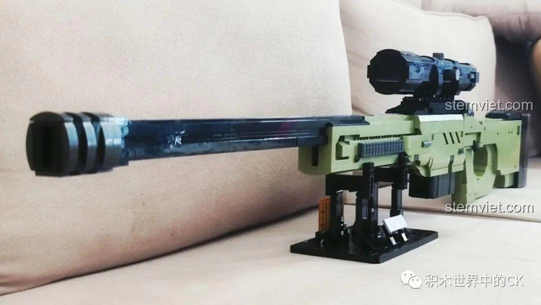 Cận cảnh chân đế trưng bày của mô hình súng bắn tỉa AWP JIESTAR 58022, với logo AWP và các viên đạn.