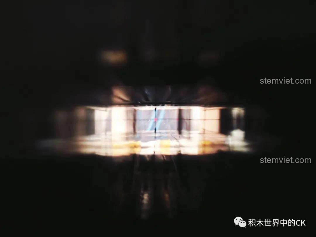 Cận cảnh cơ chế nạp đạn của mô hình JIESTAR AWP 58022, thể hiện sự linh hoạt và chi tiết.