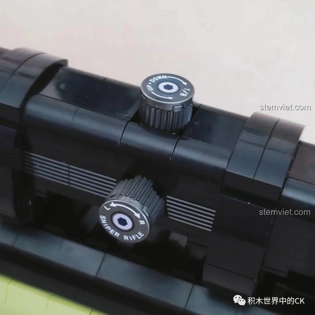 Góc nhìn qua ống ngắm của mô hình súng bắn tỉa AWP JIESTAR 58022, thể hiện khả năng nhìn rõ mục tiêu.