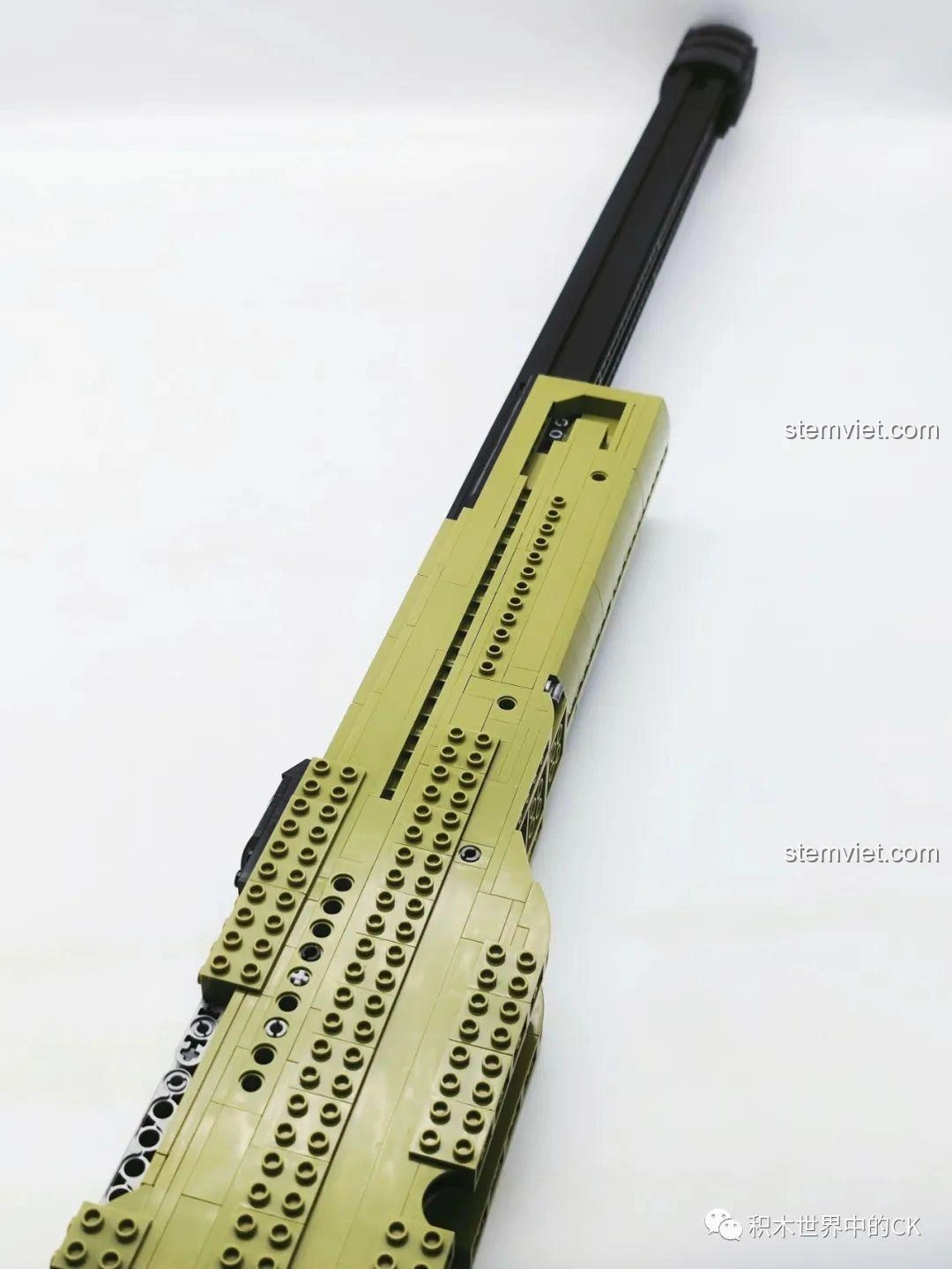 Góc nhìn dọc theo nòng súng của bộ đồ chơi lắp ghép Súng bắn tỉa AWP 022, thể hiện sự chắc chắn trong cấu trúc.