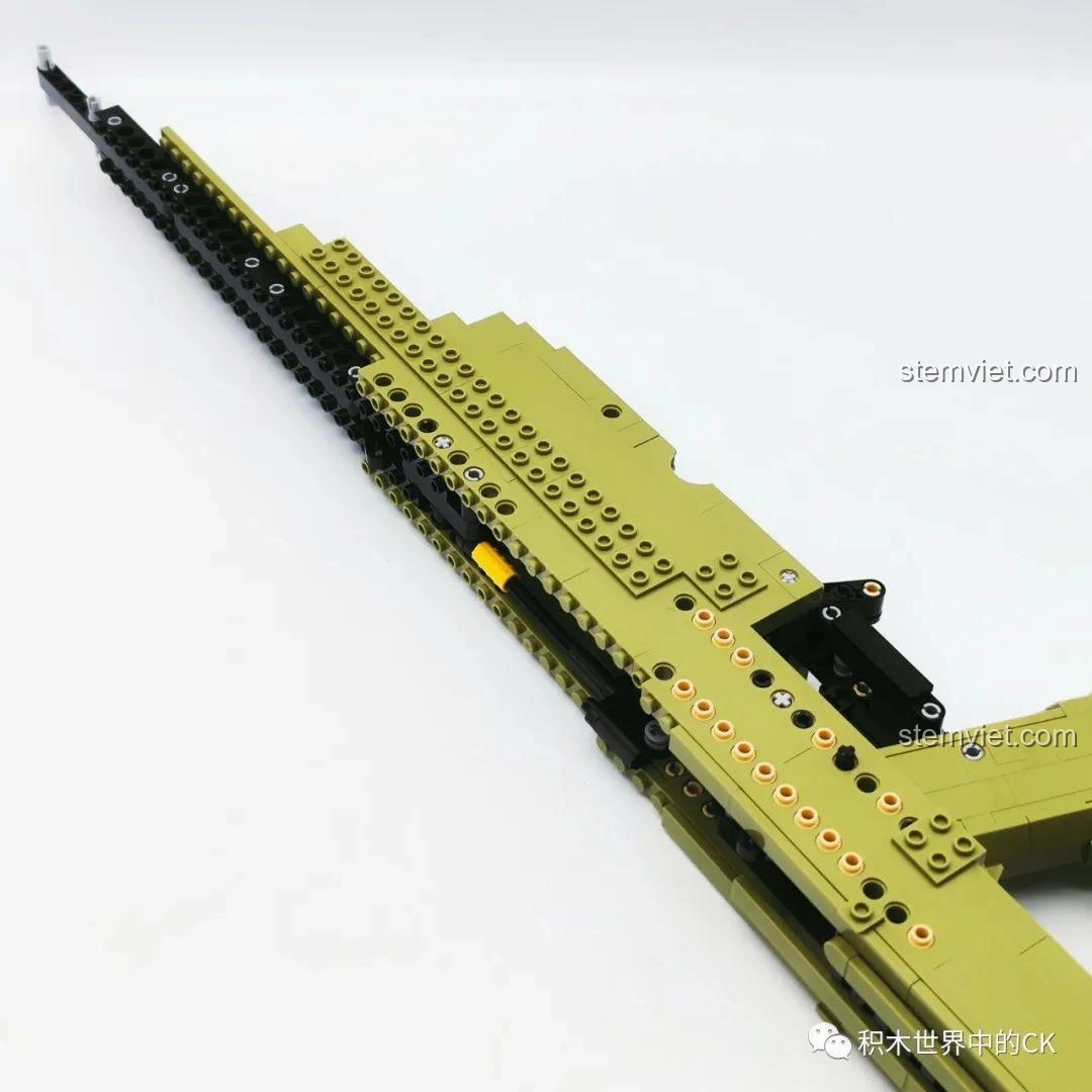 Lắp ráp phần nòng súng dài của bộ lắp ráp Súng AWP đồ chơi cho trẻ 6+, với các chi tiết màu đen và vàng.