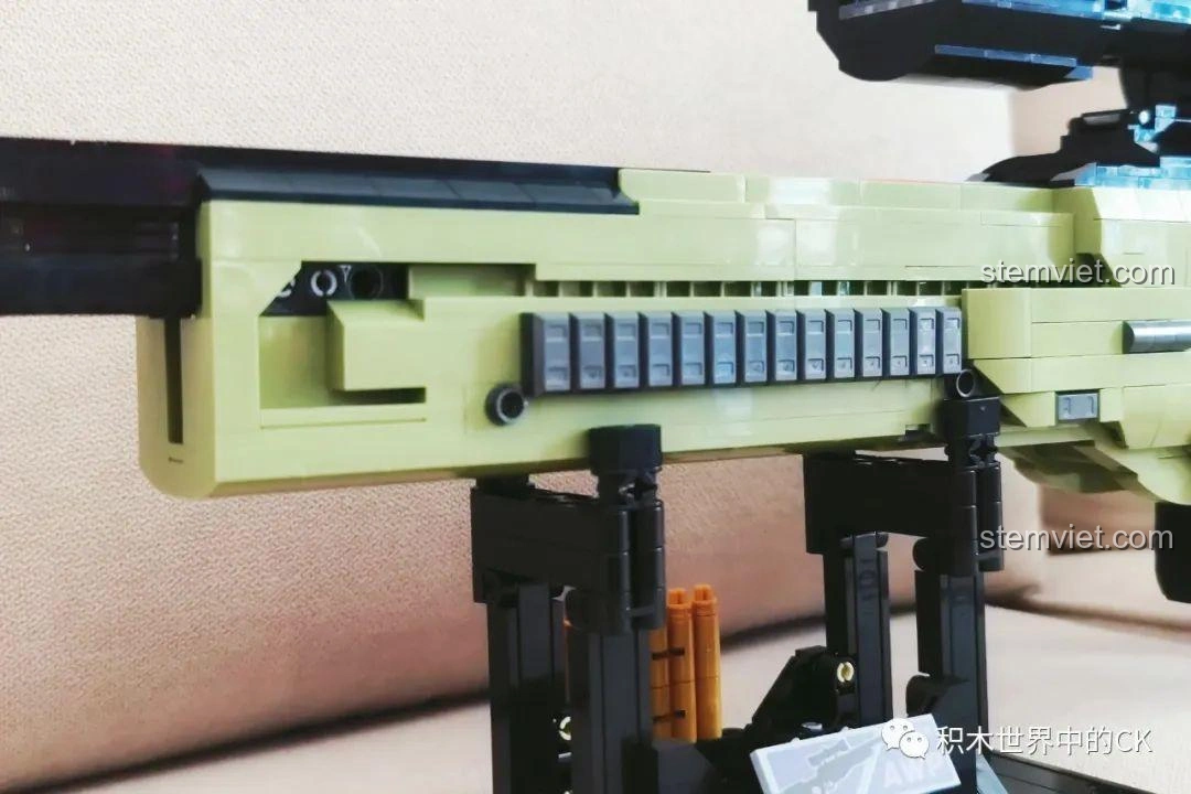 Cận cảnh phần tay cầm và cò súng của mô hình JIESTAR Súng AWP 58022 bắn tỉa, thiết kế tiện lợi.