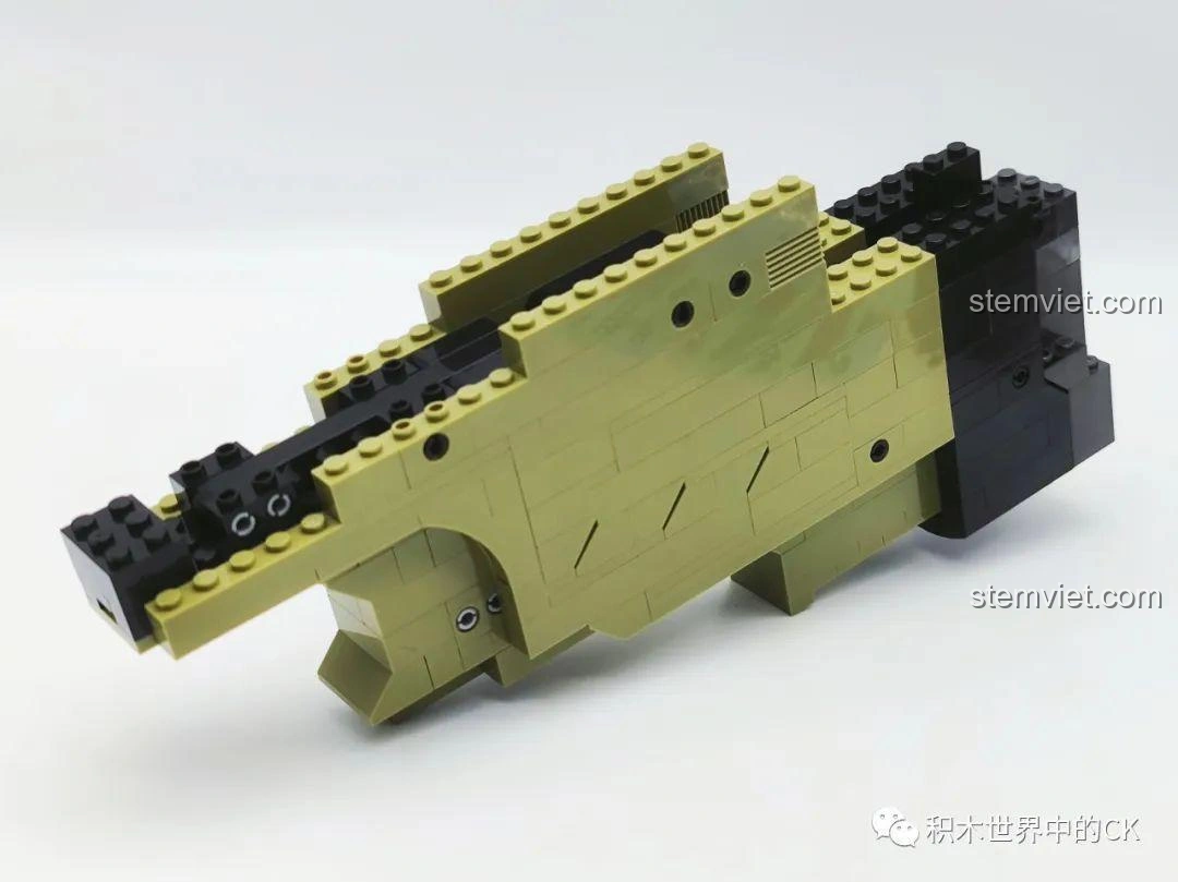 Giai đoạn lắp ráp thân chính của bộ xếp hình Súng bắn tỉa AWP JIESTAR, với các khối màu xanh rêu và đen.