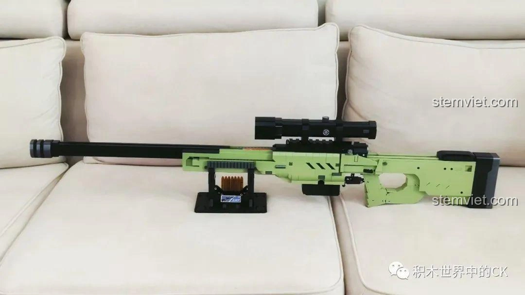 Mô hình súng bắn tỉa AWP JIESTAR 58022 đã hoàn thiện, đặt trên ghế sofa, thể hiện kích thước ấn tượng.