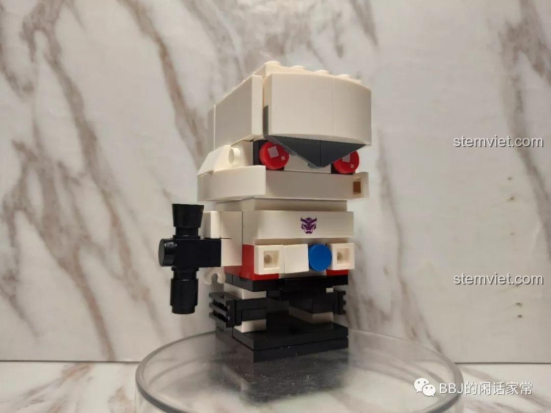 Mô hình JiSi 6860 Megatron BrickHeadz đã hoàn thành, nhìn từ góc chéo, thể hiện sự cân đối và chi tiết.