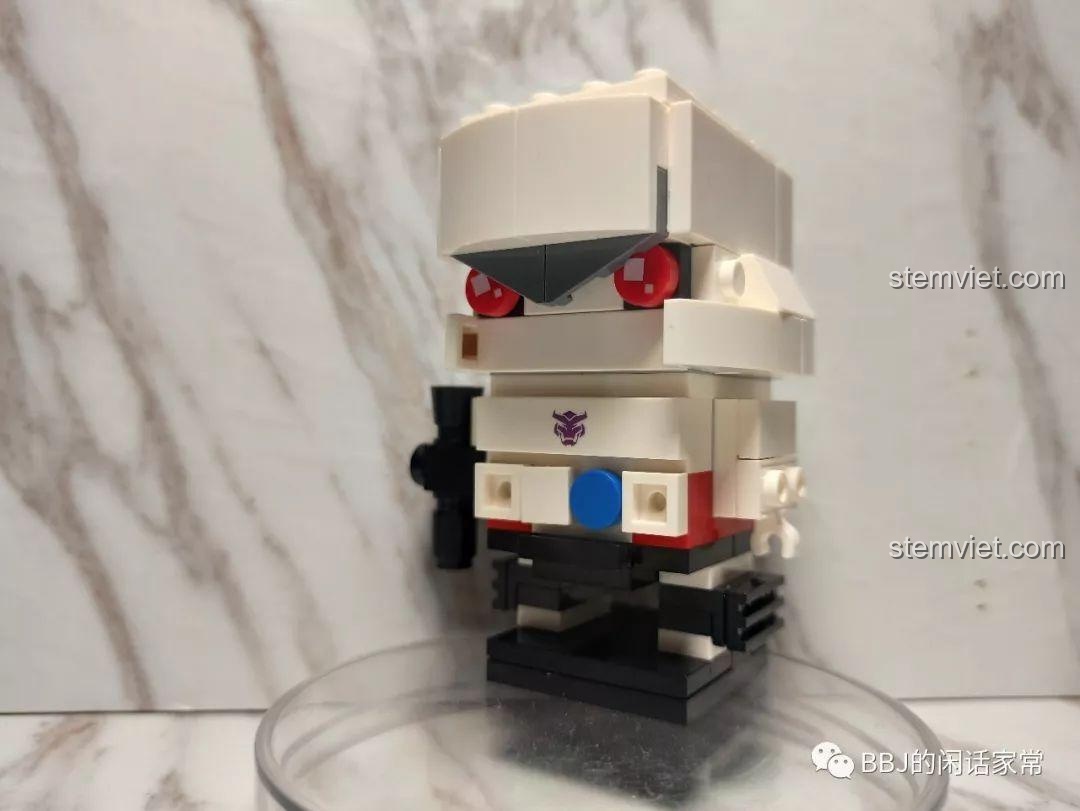 Mô hình JiSi 6860 Megatron BrickHeadz đã hoàn thành, nhìn từ phía trước, với biểu tượng Decepticon được