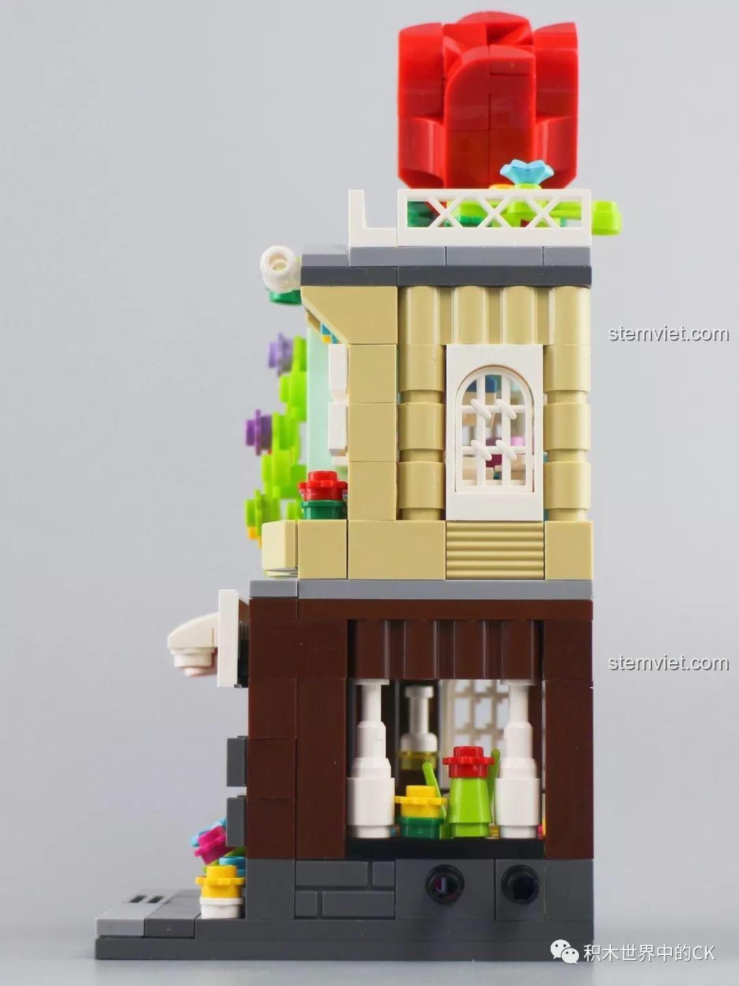 Chi tiết bông hồng khổng lồ trên mái của mô hình Keepplay C0104 Tiệm hoa hồng