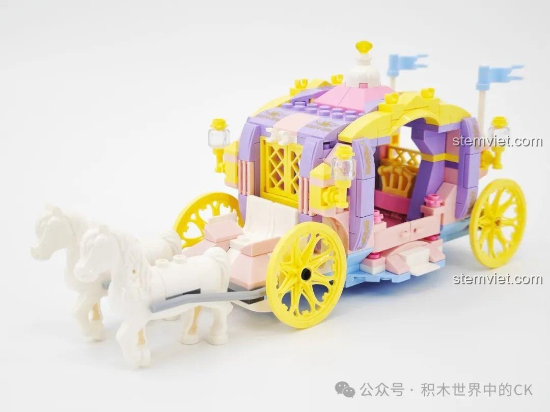 Góc nhìn bên hông của cỗ xe ngựa hoàng gia 36012, khoe trọn vẹn thiết kế lộng lẫy và chi tiết.