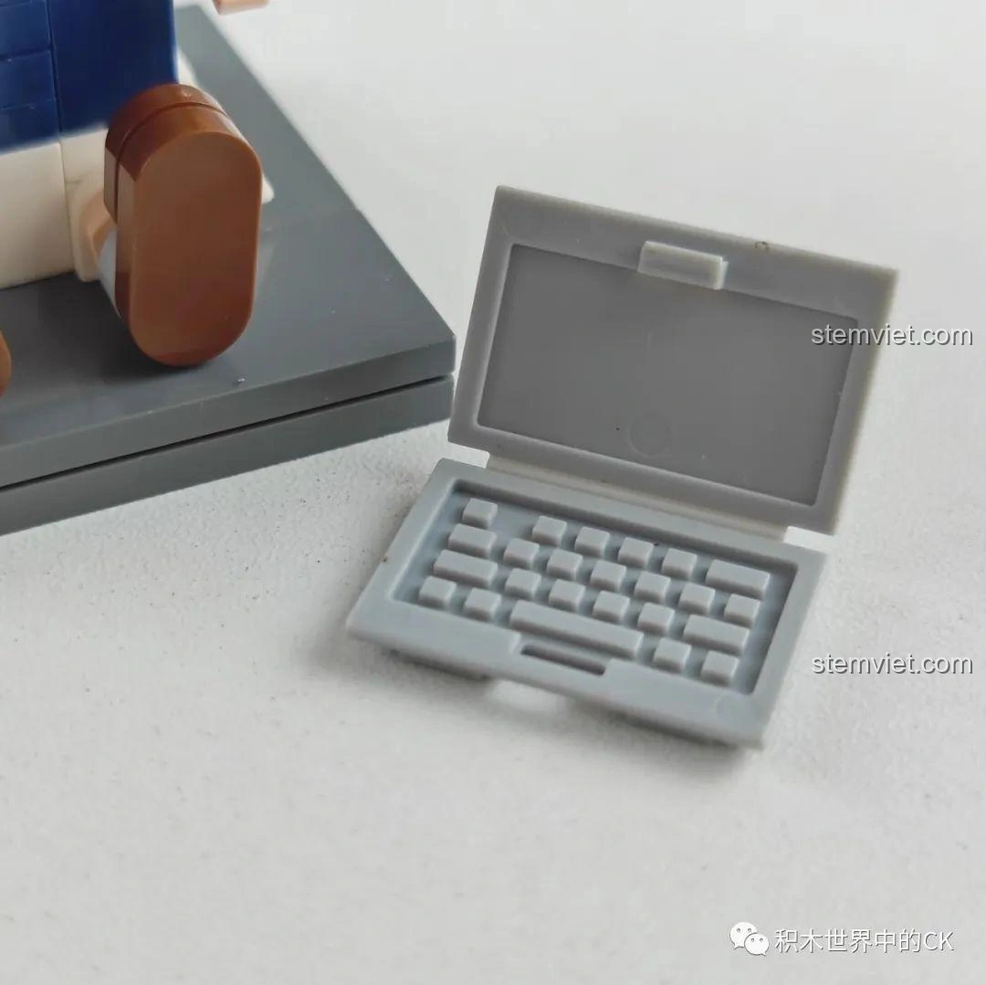 Chi tiết bàn phím trên laptop của đồ chơi mô hình Keeppley K20704 Haibara Ai, review Keeppley 701 Conan.