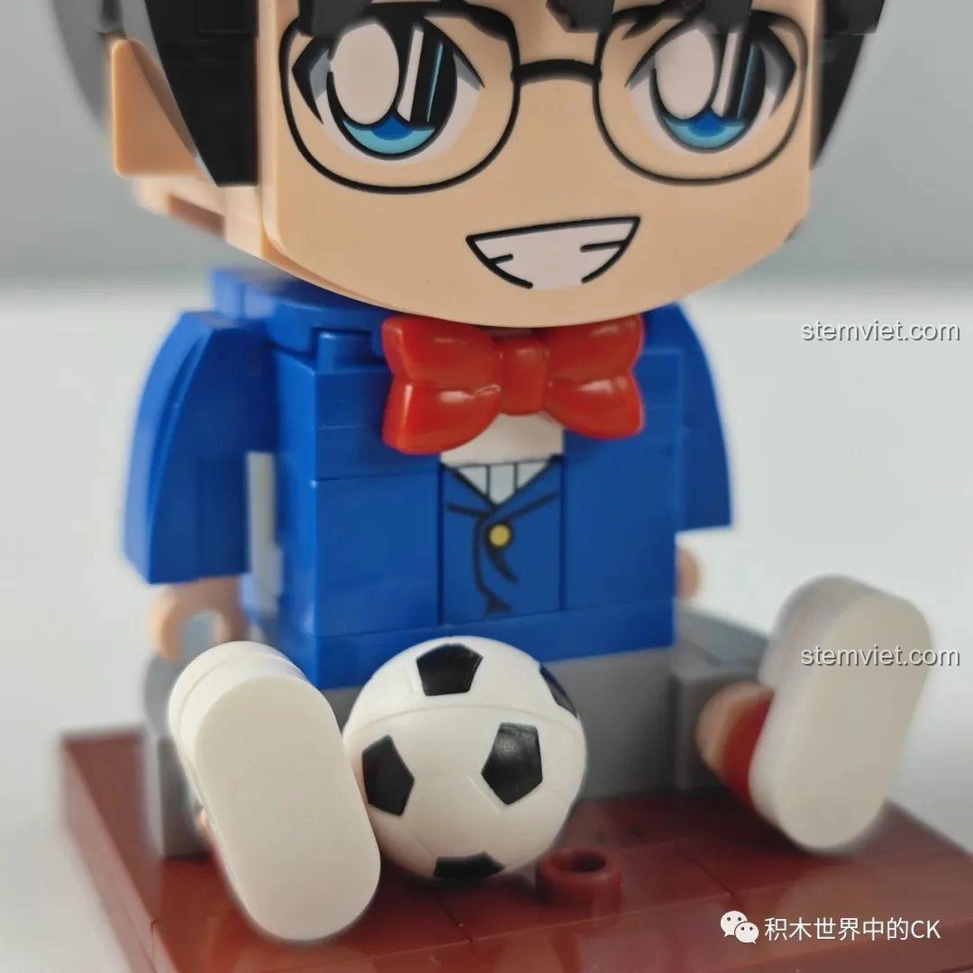 Cận cảnh đồ chơi lắp ráp Keeppley K20701 Edogawa Conan với quả bóng đá, review Keeppley 701 Conan.