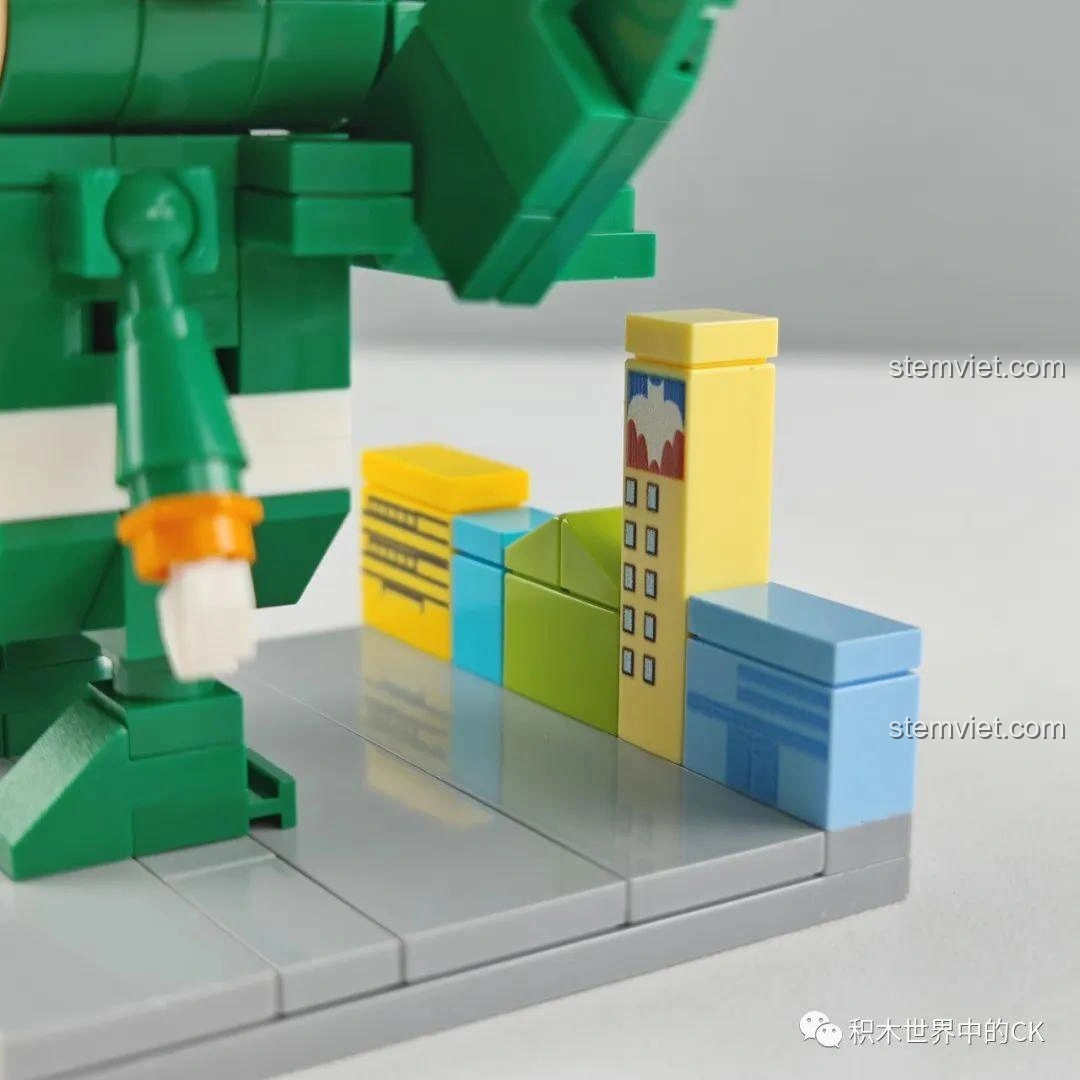 Phần đế của đồ chơi mô hình Keeppley K20609 Shin-chan Robot với các tòa nhà mini, review Keeppley 701 Nhân vật Conan.