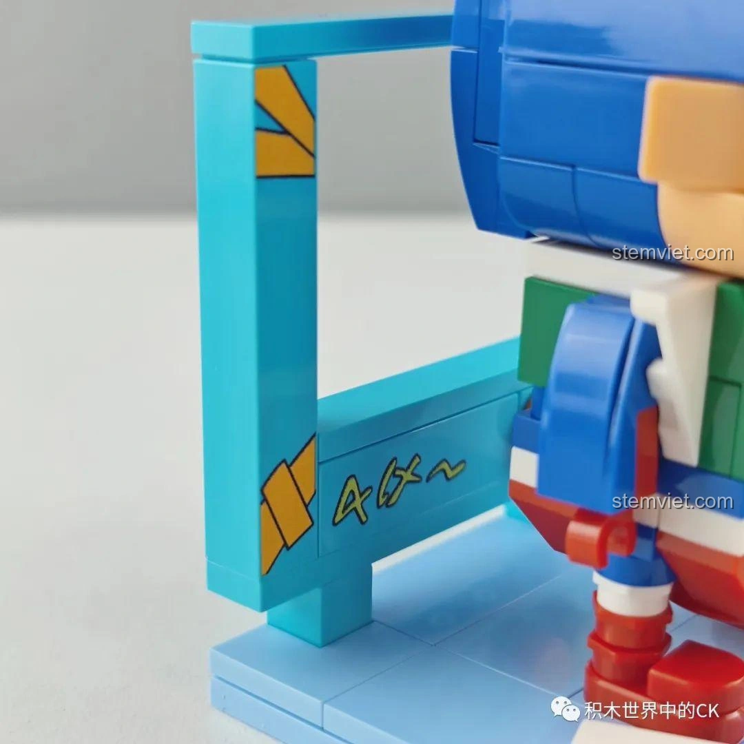 Phần đế của đồ chơi mô hình Keeppley K20607 Shin-chan Siêu Nhân, review Keeppley 701 Nhân vật Conan.