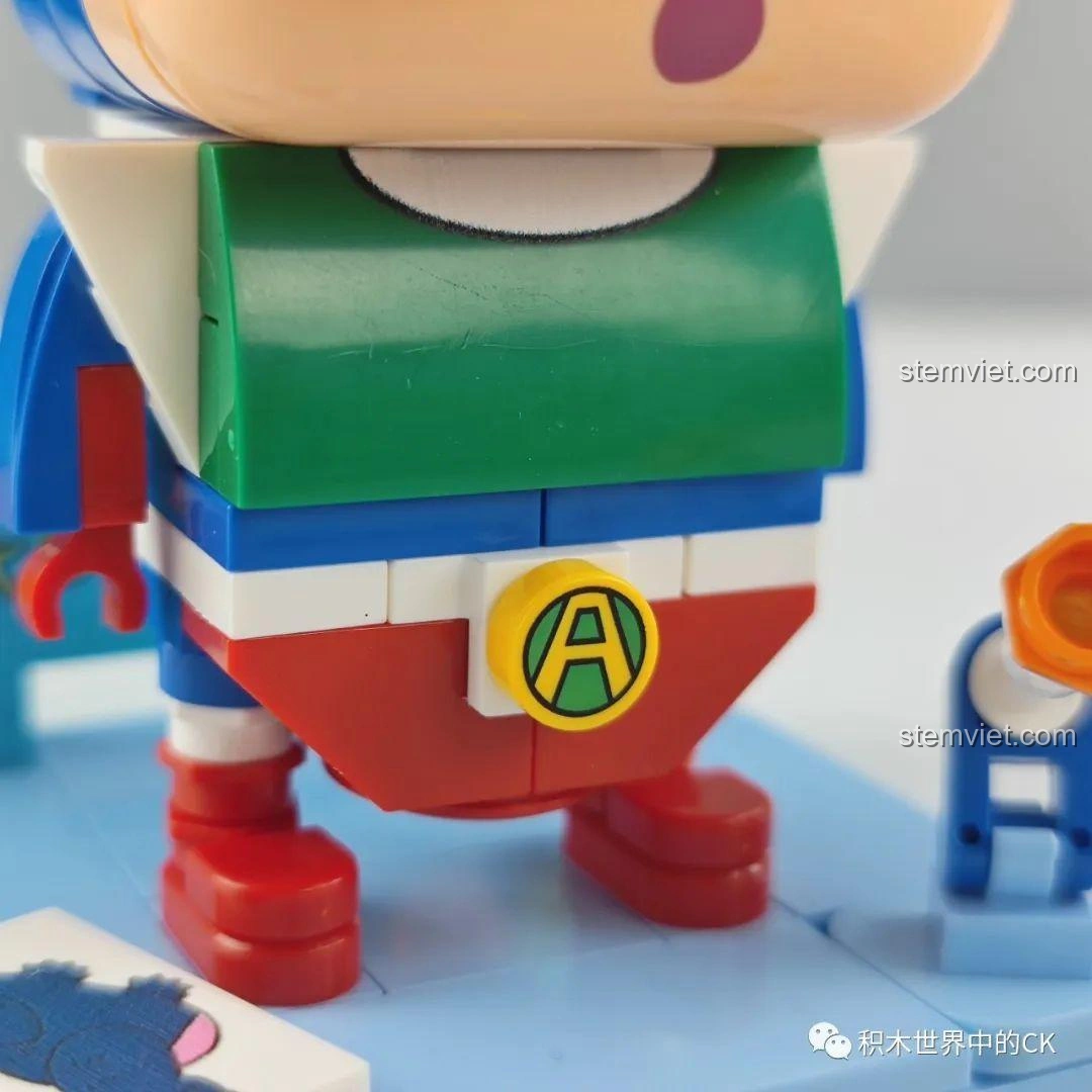 Chi tiết thắt lưng của đồ chơi lắp ráp Keeppley K20607 Shin-chan Siêu Nhân, review Keeppley 701 Conan.