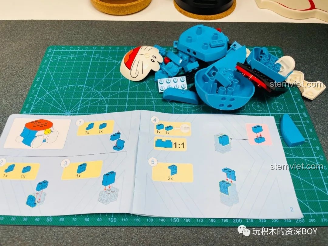 Góc nghiêng của mô hình Doraemon cổ điển K20411, thể hiện độ tròn trịa và sự đáng yêu của mô hình.