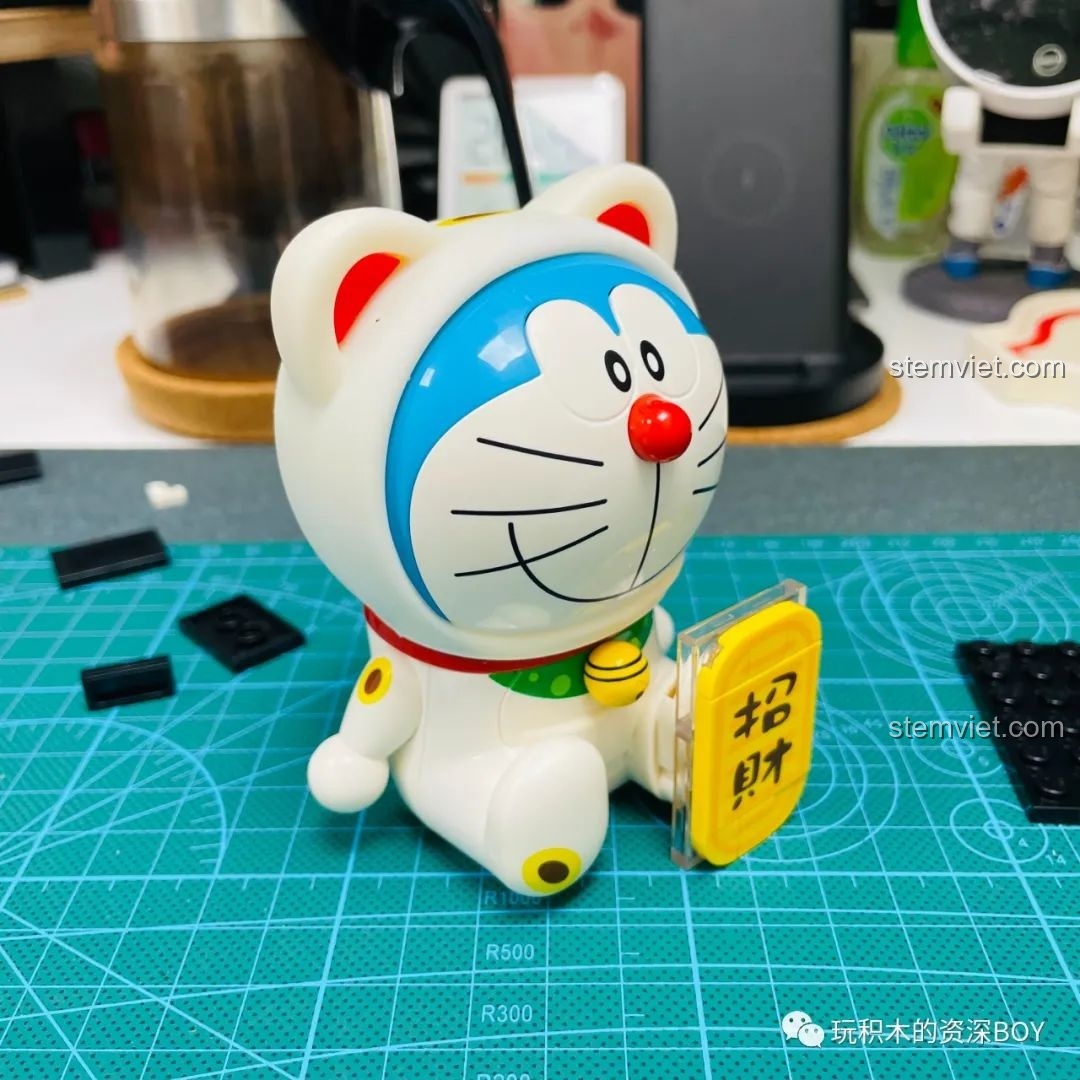 Hộp đồ chơi lắp ráp Keeppley Doraemon cổ điển K20411 đặt trên thảm cắt, với hình ảnh Doraemon quen thuộc.