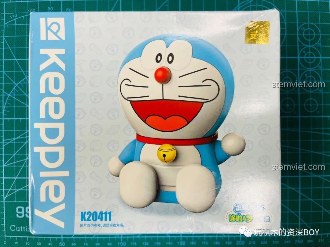 Sách hướng dẫn lắp ráp của bộ đồ chơi Keeppley Doraemon cổ điển K20411 mở ra, hiển thị các bước lắp ráp chi tiết.