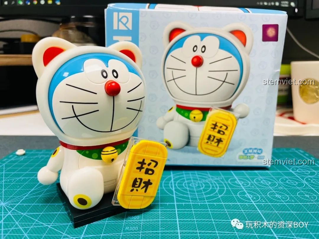 Các túi linh kiện và sách hướng dẫn của bộ đồ chơi lắp ráp Keeppley Doraemon cổ điển K20411 được bày ra trên thảm cắt.