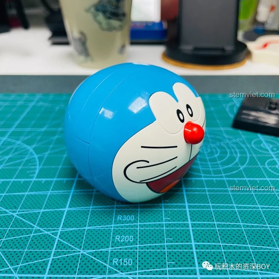 Mô hình Doraemon cổ điển K20411 đã hoàn thiện đặt cạnh hộp sản phẩm, cho thấy sự giống nhau đáng kinh ngạc.