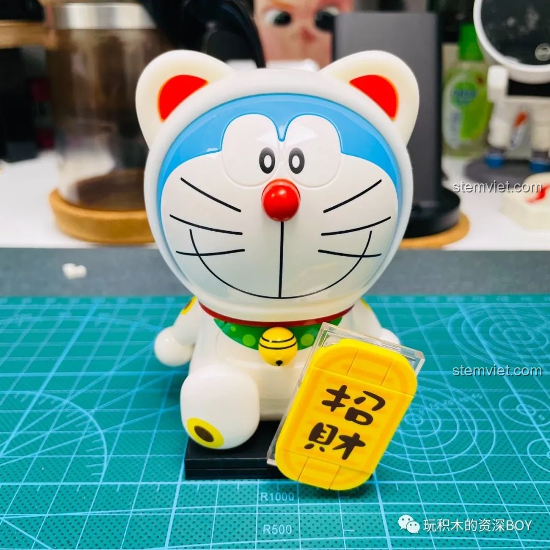 Mặt sau hộp đồ chơi lắp ráp Keeppley Doraemon cổ điển K20411 với thông tin chi tiết về nhân vật và kích thước mô hình.
