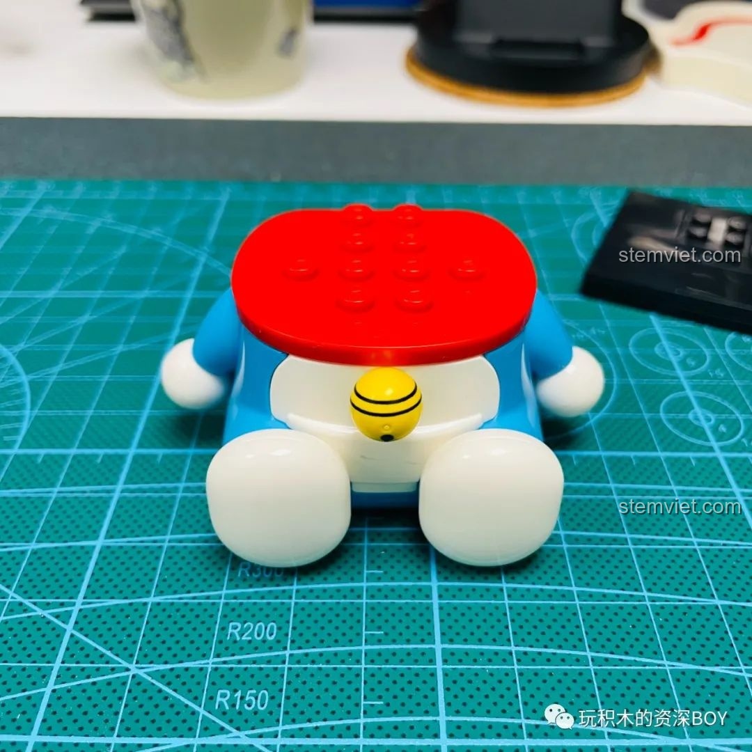 Mô hình Doraemon cổ điển K20411 đã hoàn thiện và đặt trên đế trưng bày, sẵn sàng để trưng bày.