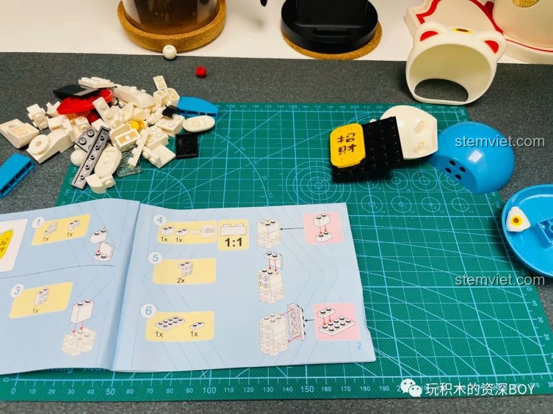 Mảnh ghép bảng 'Chiêu Tài' màu vàng của mô hình Doraemon Mèo Thần Tài K20412 đặt trên đế, không cần sticker.