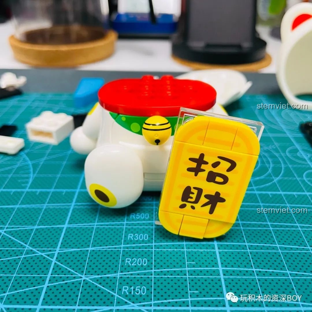 Góc nghiêng của mô hình Doraemon Mèo Thần Tài K20412, thể hiện độ tròn trịa và chi tiết của mô hình.