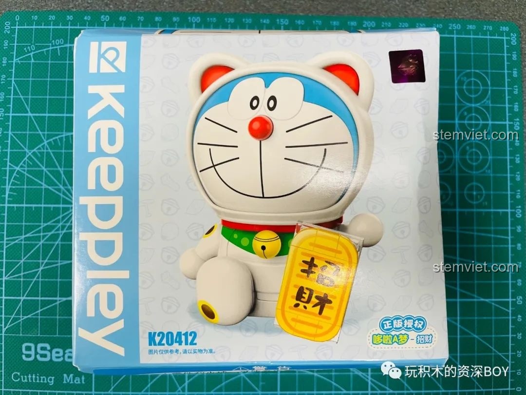 Mặt sau hộp đồ chơi lắp ráp Keeppley Doraemon Mèo Thần Tài K20412 với thông tin chi tiết về nhân vật và kích thước mô hình.