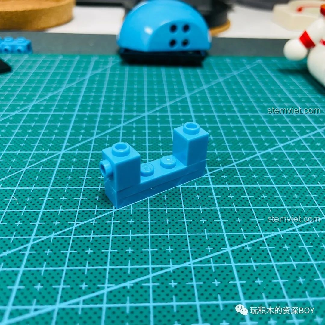 Phần đầu của mô hình Doraemon phi hành gia K20413 đang dần hoàn thiện, với các mảnh ghép được lắp khít tạo hình tròn.