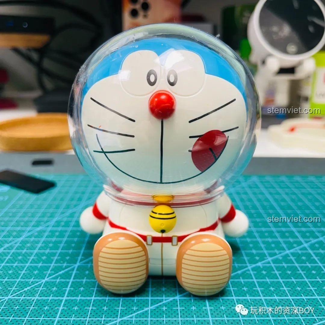 Đế trưng bày màu đen của mô hình Doraemon phi hành gia K20413, được lắp ráp từ các mảnh ghép nhỏ.