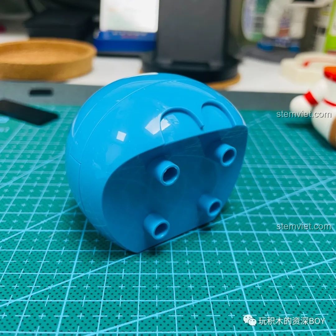 Mặt của Doraemon được gắn vào phần đầu của mô hình phi hành gia K20413, hoàn thiện biểu cảm đáng yêu của nhân vật.