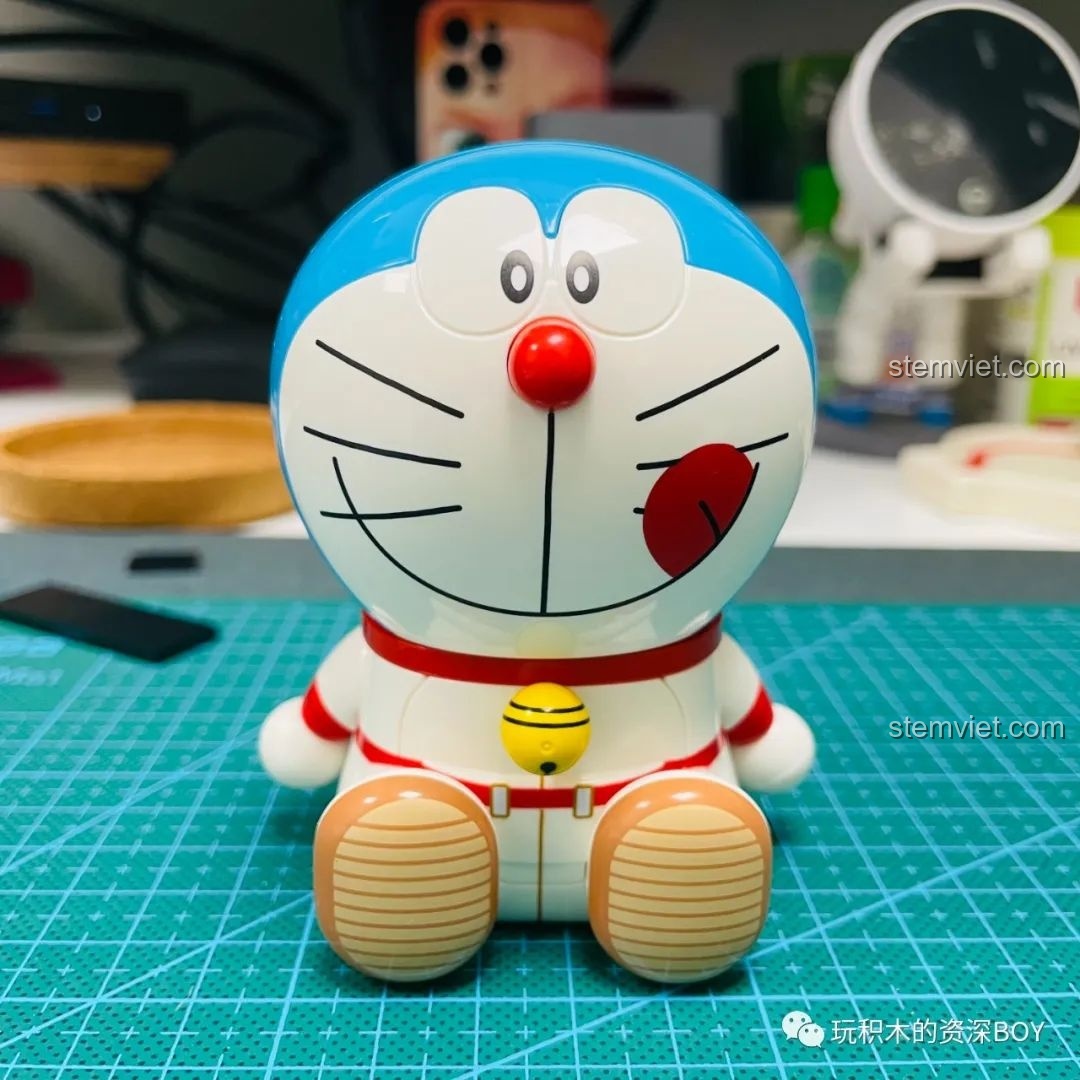 Mũ bảo hiểm trong suốt được gắn vào đầu mô hình Doraemon phi hành gia K20413, hoàn thiện trang phục phi hành gia.