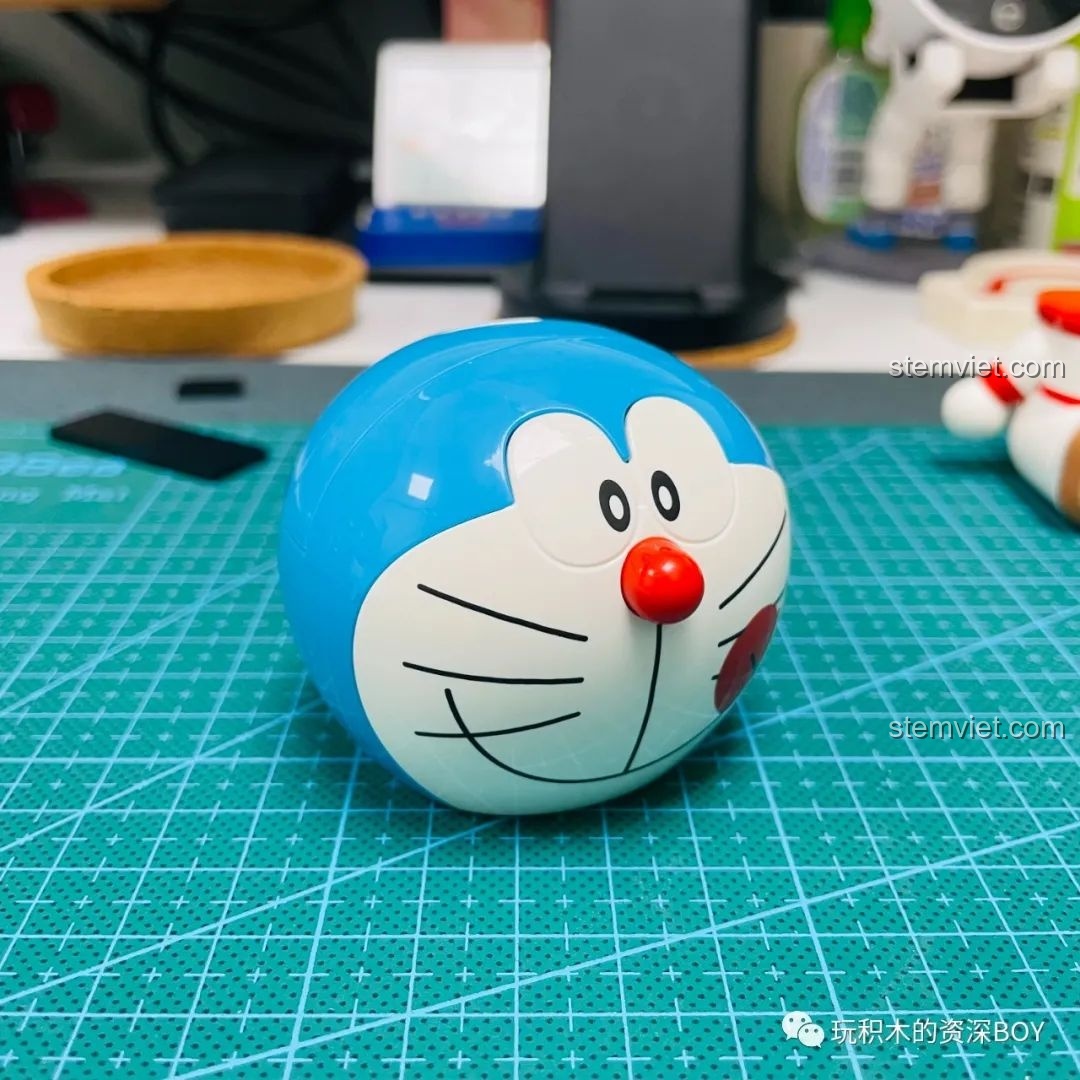 Mô hình Doraemon phi hành gia K20413 đã hoàn thiện phần thân và đầu, ngồi trên thảm cắt, trông rất đáng yêu và ngộ nghĩnh.