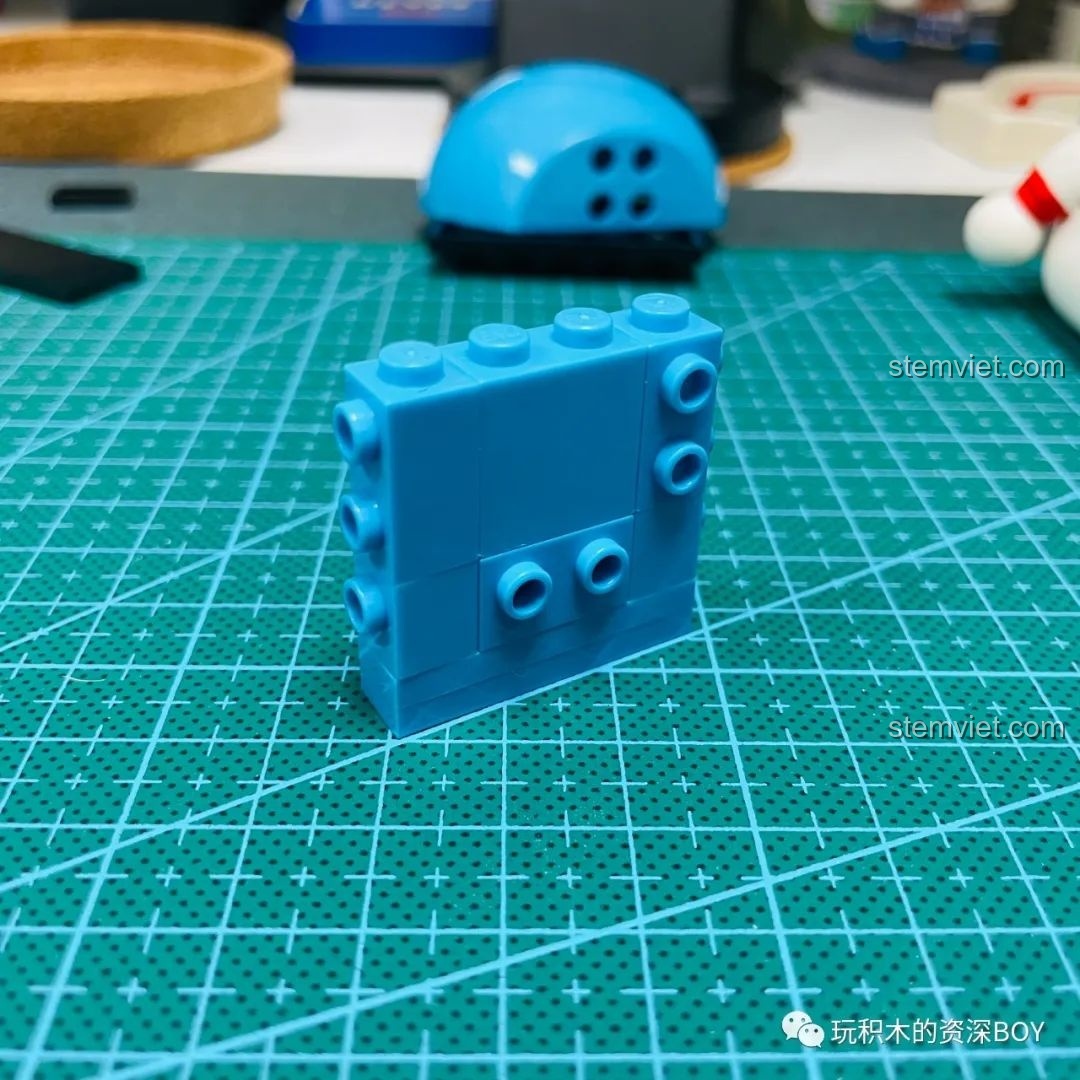 Mặt sau của phần đầu mô hình Doraemon phi hành gia K20413, cho thấy cấu trúc bên trong và các điểm kết nối.