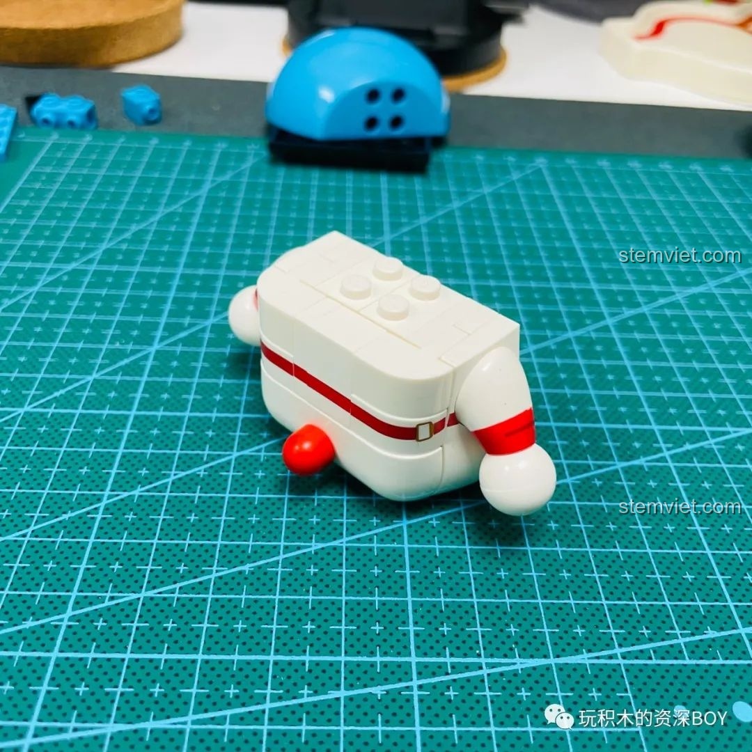 Phần thân dưới của mô hình Doraemon phi hành gia K20413 đã hoàn thiện, với chiếc chuông vàng và các chi tiết đặc trưng.