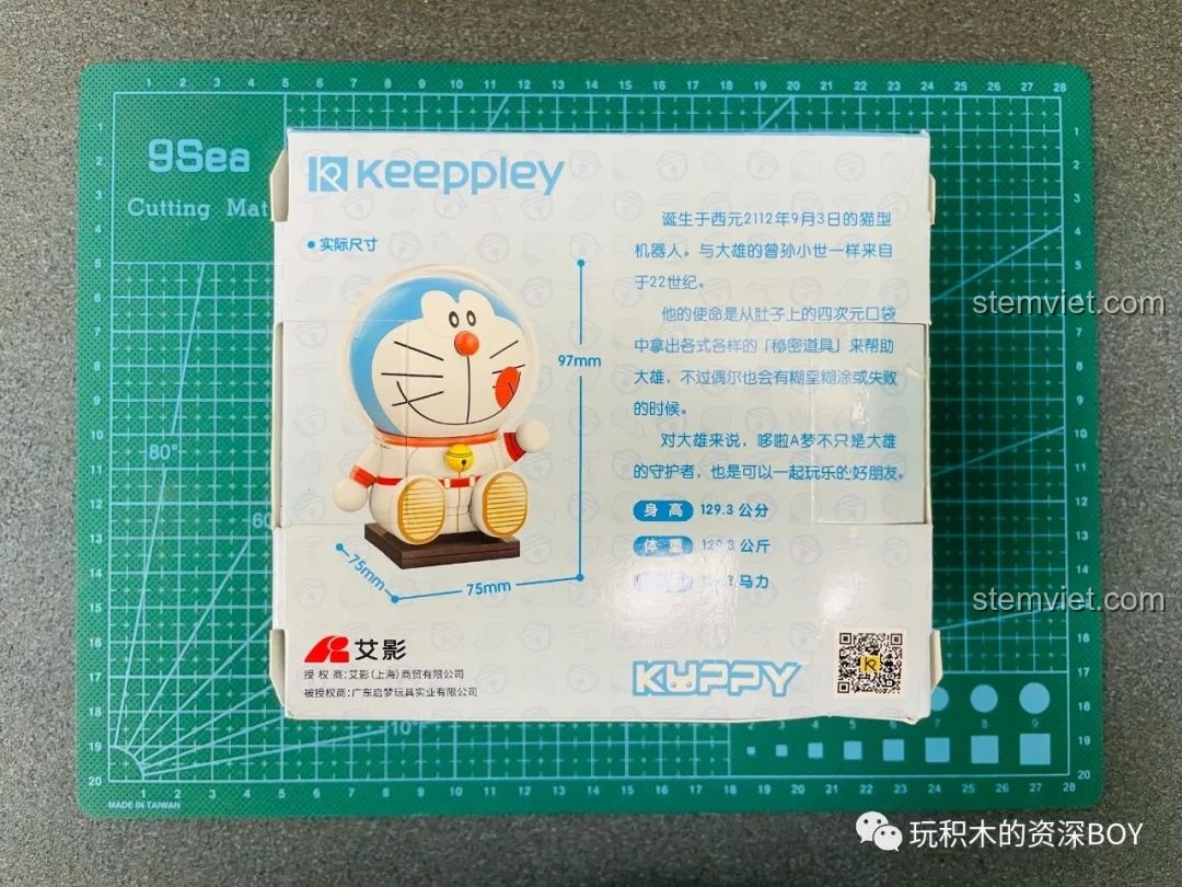 Mặt sau hộp đồ chơi lắp ráp Keeppley Doraemon phi hành gia K20413 với thông tin chi tiết về nhân vật và kích thước mô hình.