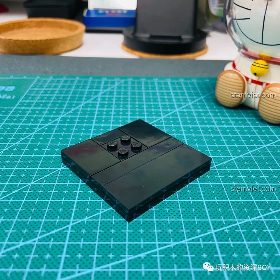 Mô hình Doraemon phi hành gia K20413 đã hoàn thiện và đặt trên đế trưng bày, sẵn sàng để trưng bày.